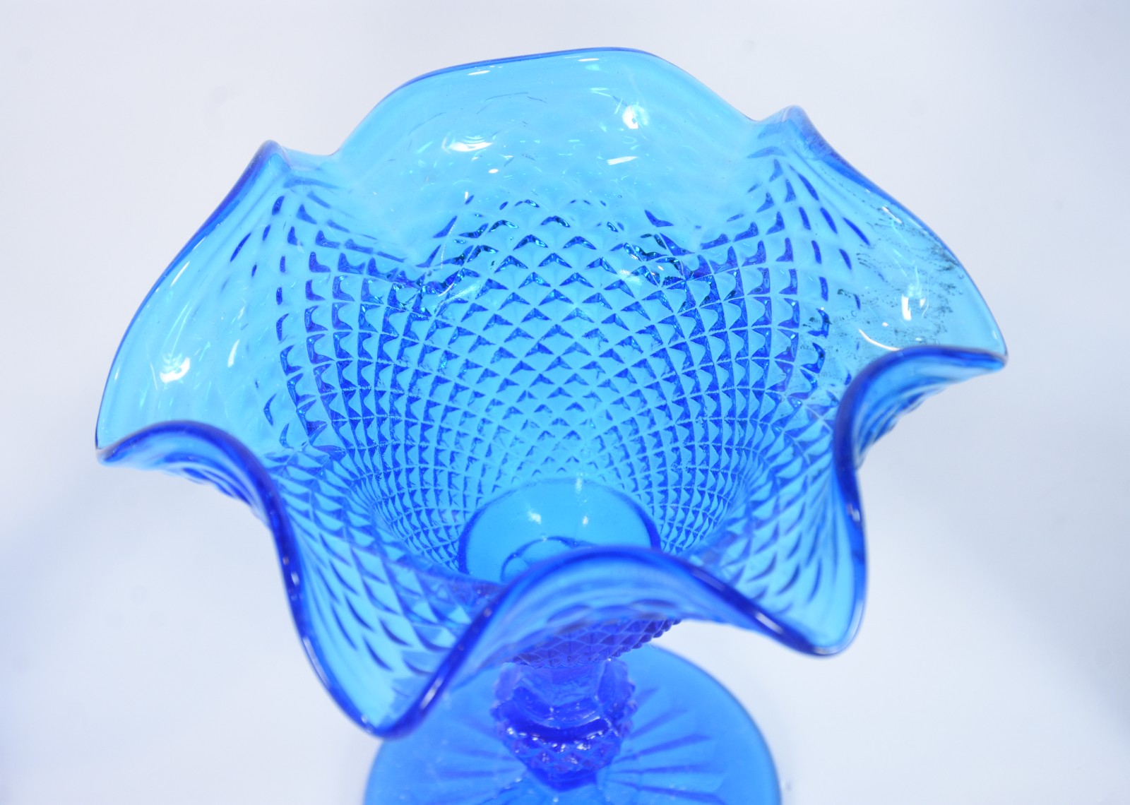 Quatro peças decorativas de vidro azul, sendo: vaso, taça, porta... - foto 3 de 7