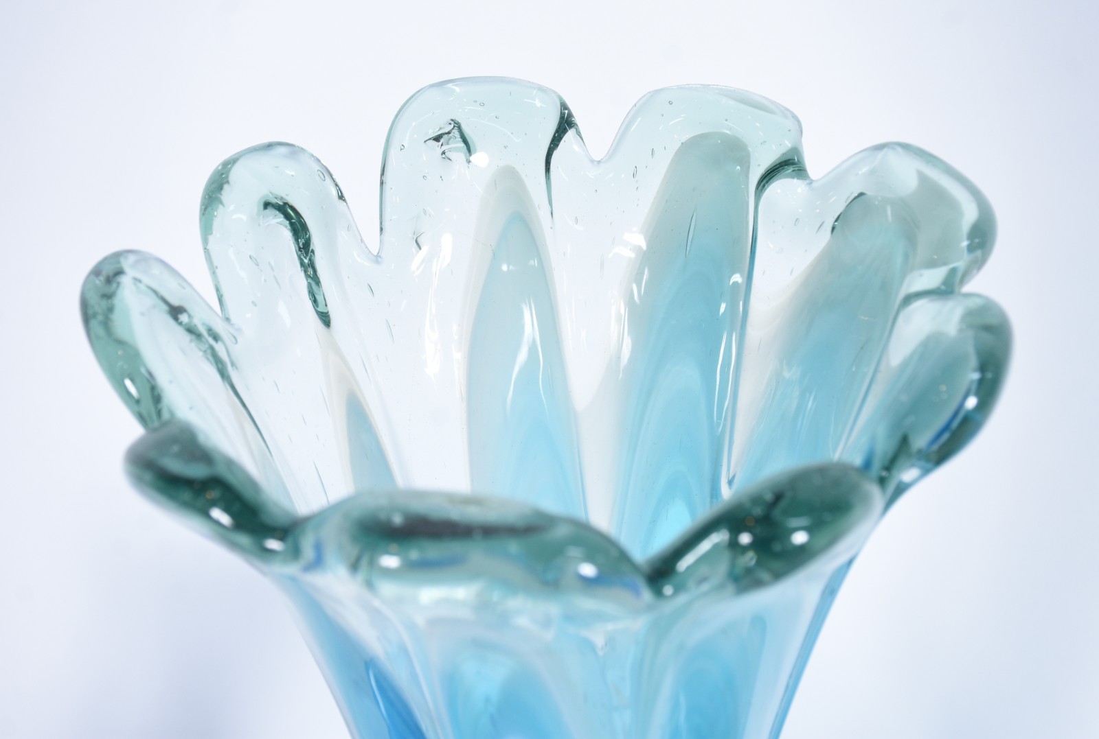 Quatro peças decorativas de vidro azul, sendo: vaso, taça, porta... - foto 4 de 7