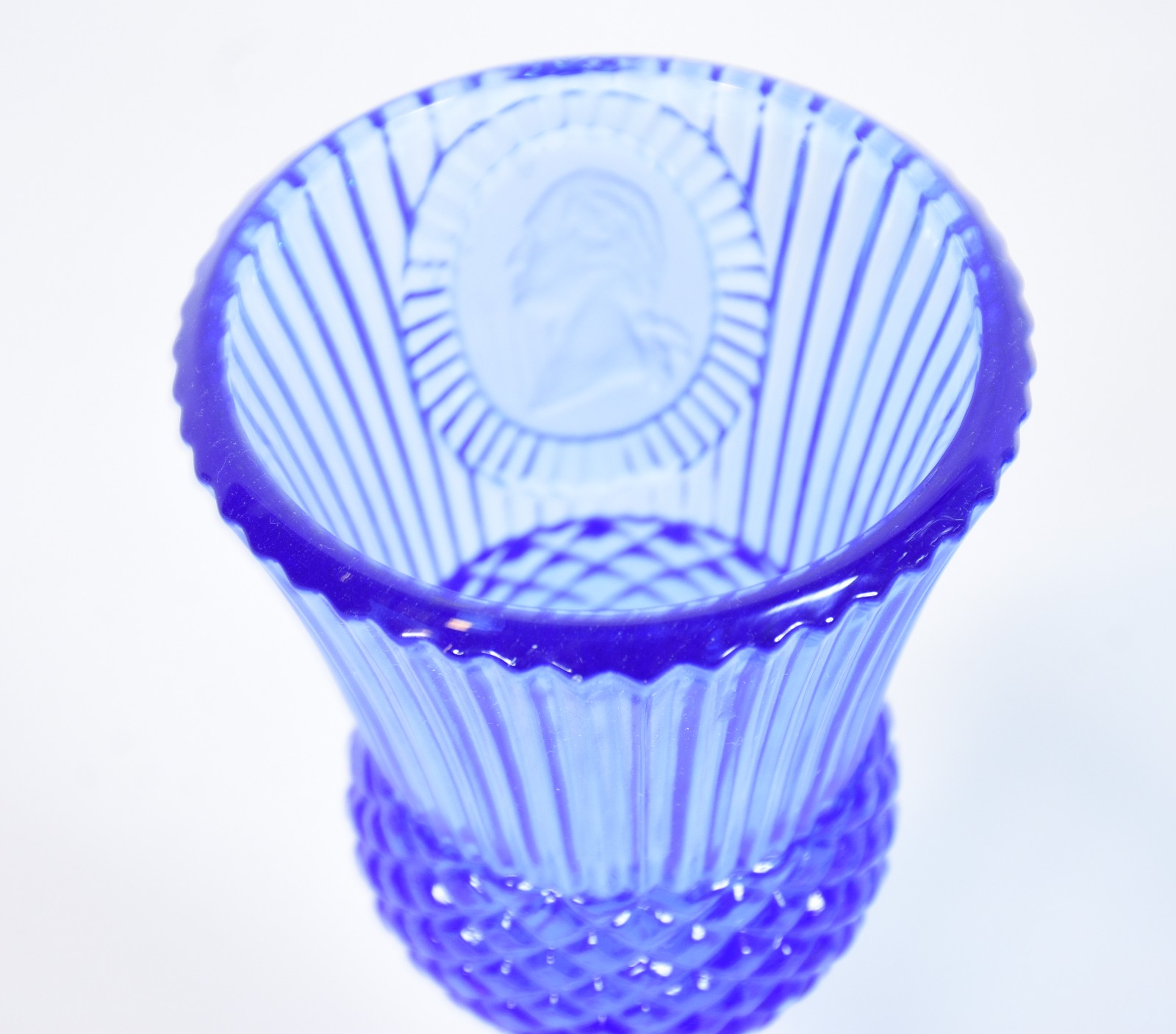 Quatro peças decorativas de vidro azul, sendo: vaso, taça, porta... - foto 5 de 7