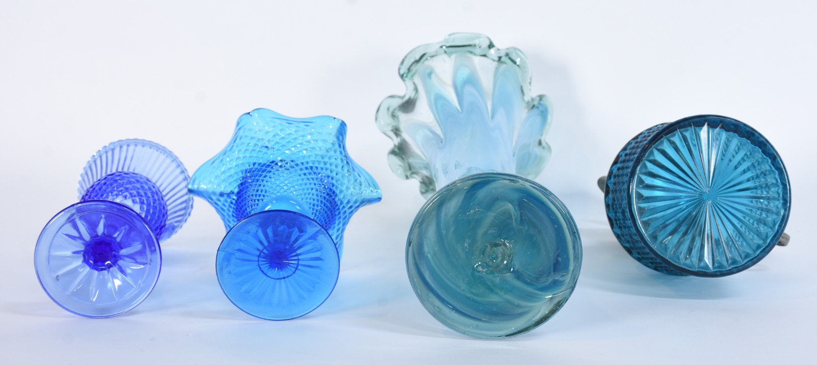Quatro peças decorativas de vidro azul, sendo: vaso, taça, porta... - foto 6 de 7