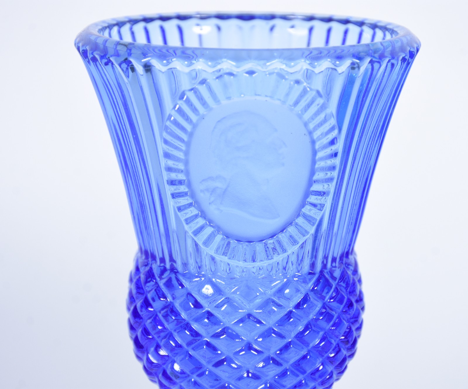 Quatro peças decorativas de vidro azul, sendo: vaso, taça, porta... - foto 7 de 7