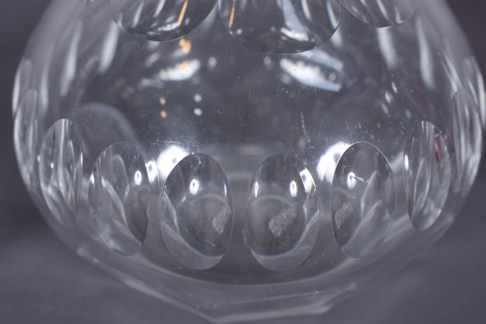 Quatro garrafas diversas de vidro/cristal, sendo tres incolores e uma... - foto 4 de 9