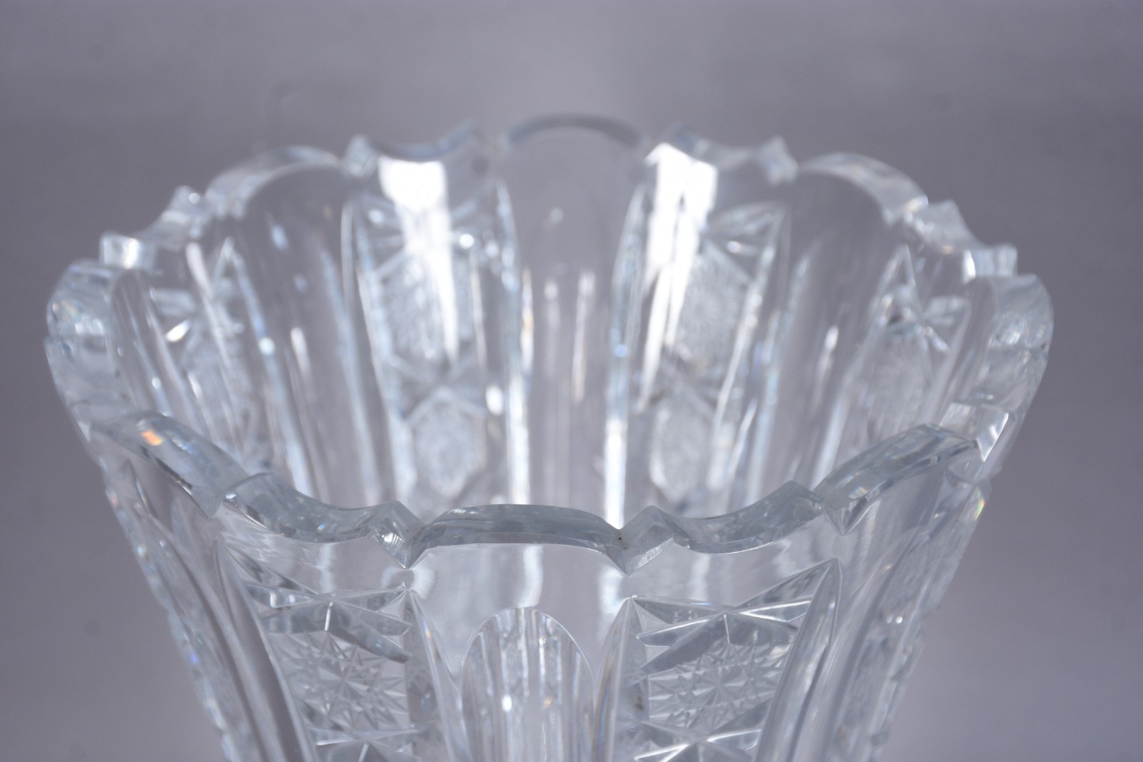 Vaso de cristal tcheco ricamente lapidado. - foto 2 de 5