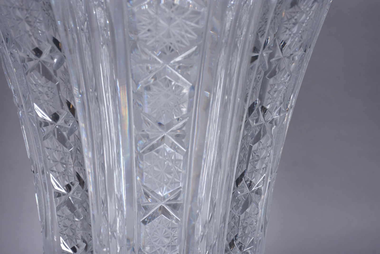 Vaso de cristal tcheco ricamente lapidado. - foto 4 de 5