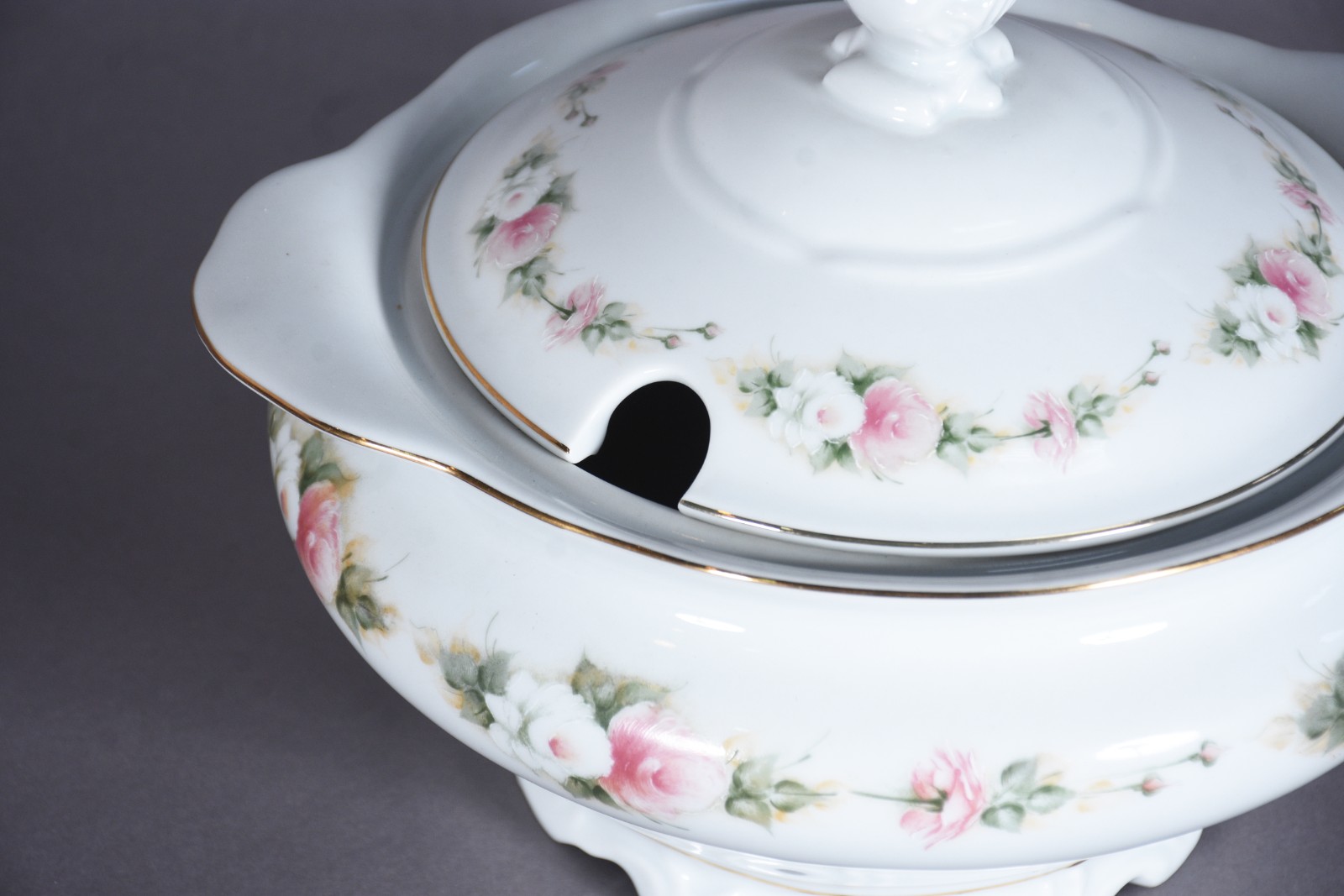 Aparelho de jantar de porcelana Schmidt branca com flores em... - foto 4 de 7