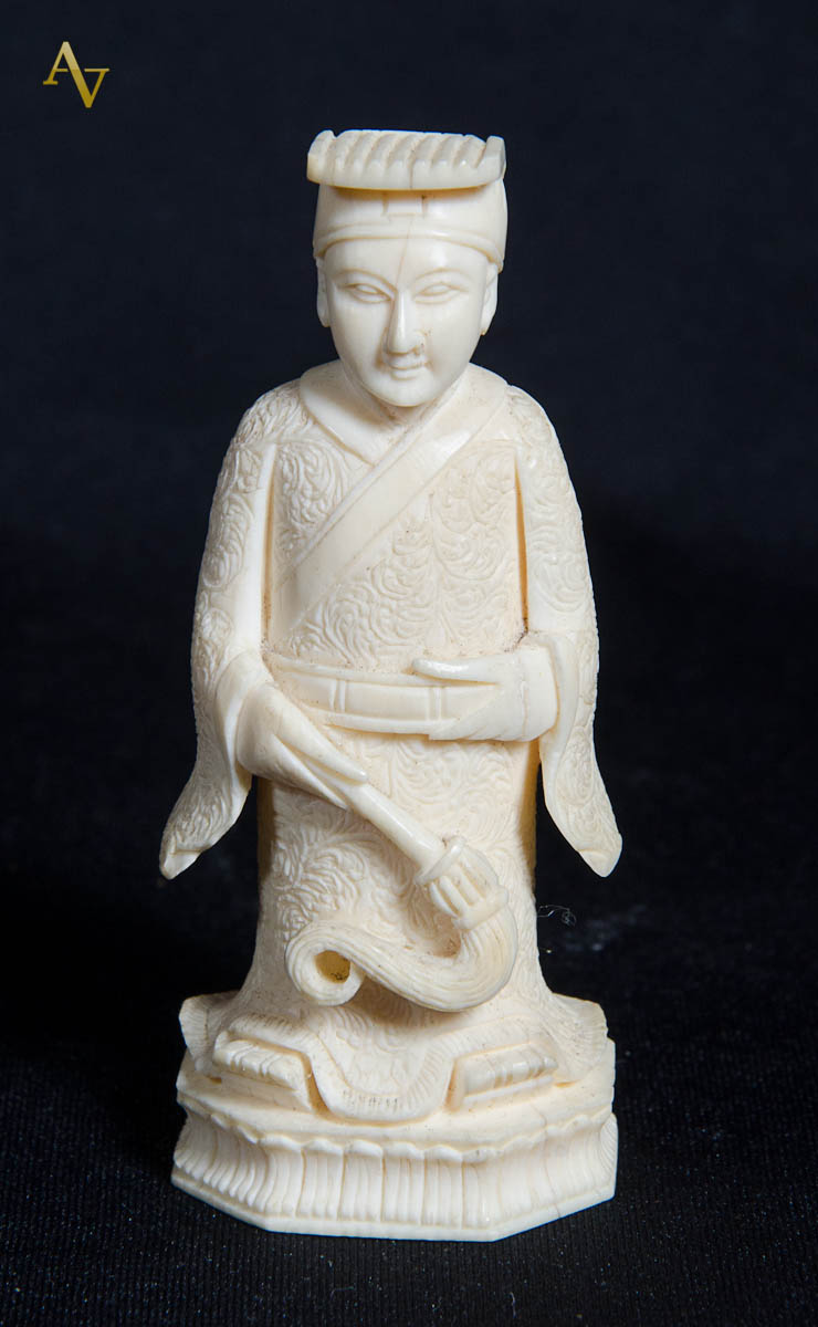 Figura de marfim. Alt. 8 cm.