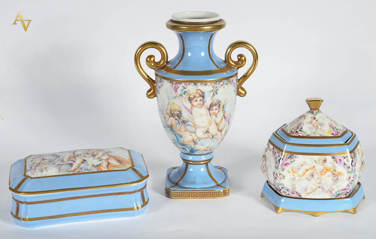 Tres peças de porcelana decoradas com figuras de anjos em policromia...