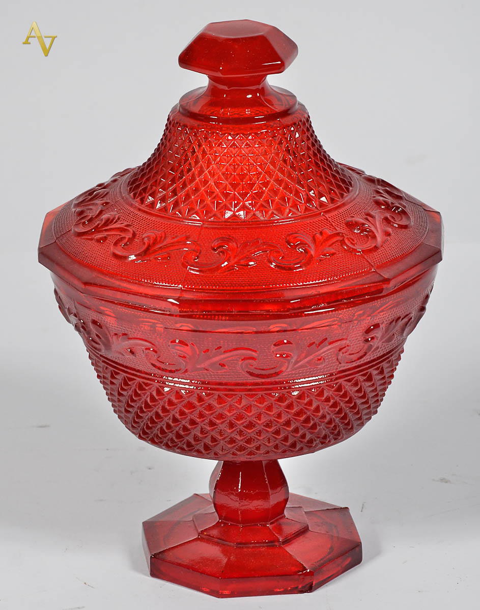 Compoteira de vidro vermelho. Alt. 22 cm - diam.. 15 cm.