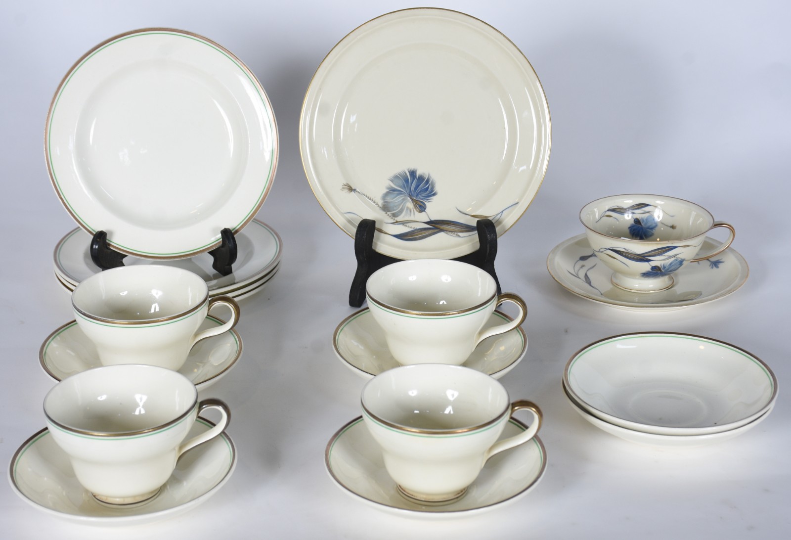Diversas peças de porcelana, sendo: parte de serviço para chá de... - foto 1 de 11