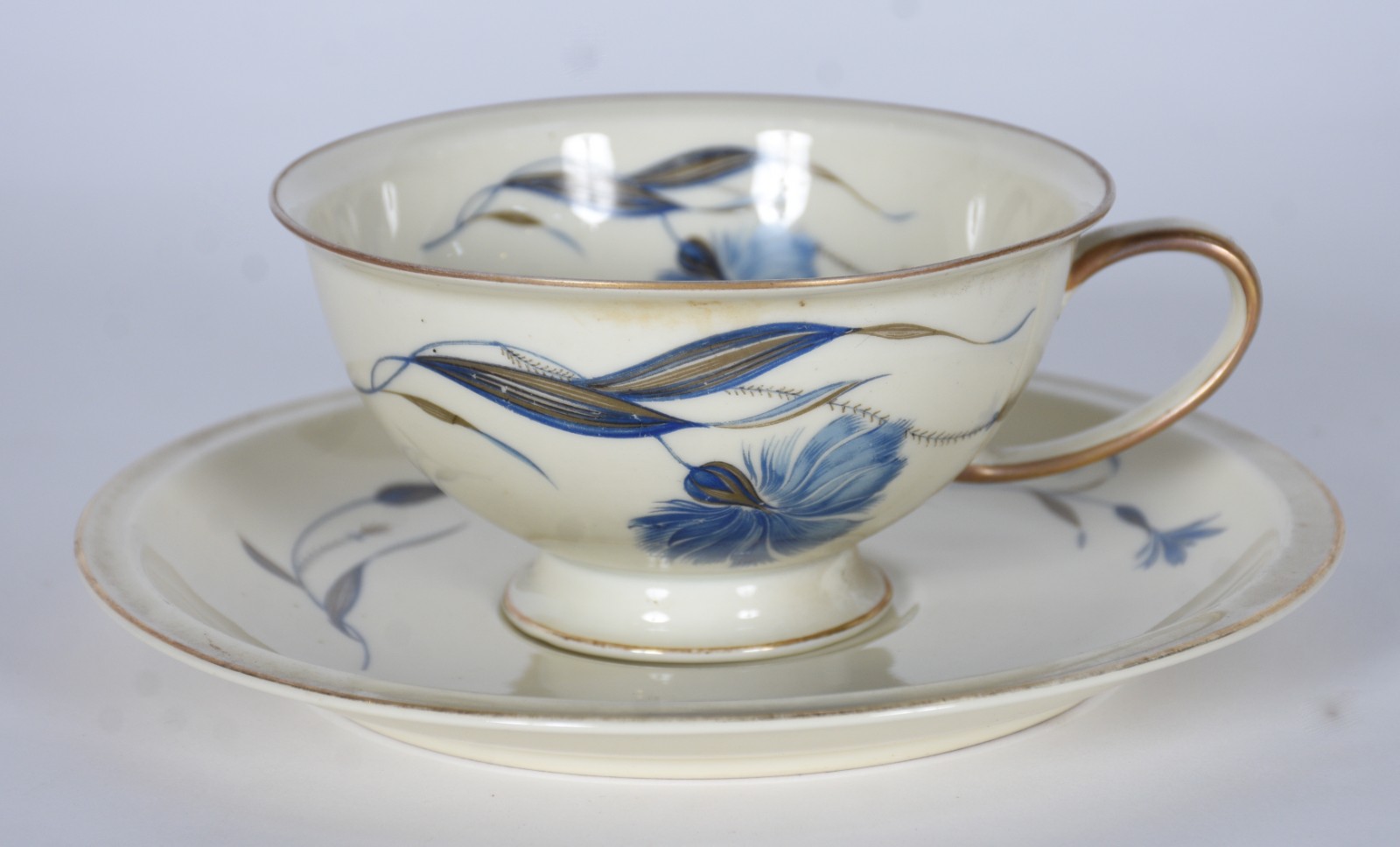Diversas peças de porcelana, sendo: parte de serviço para chá de... - foto 6 de 11