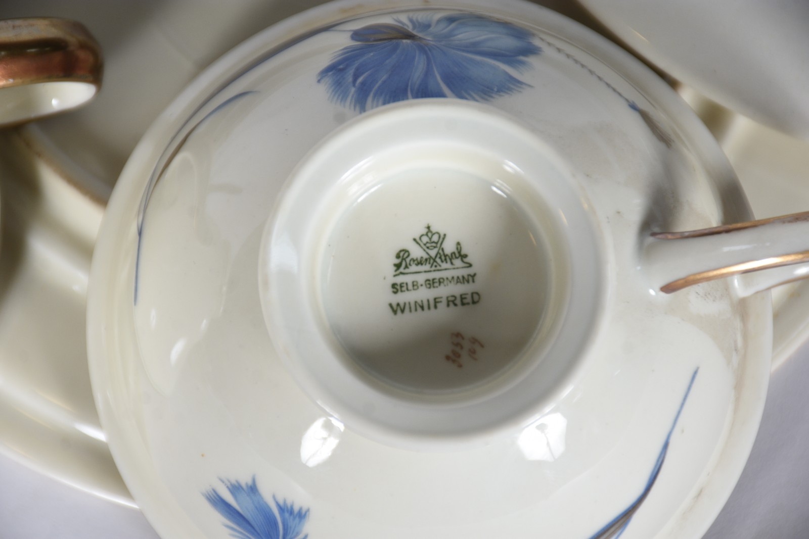 Diversas peças de porcelana, sendo: parte de serviço para chá de... - foto 8 de 11