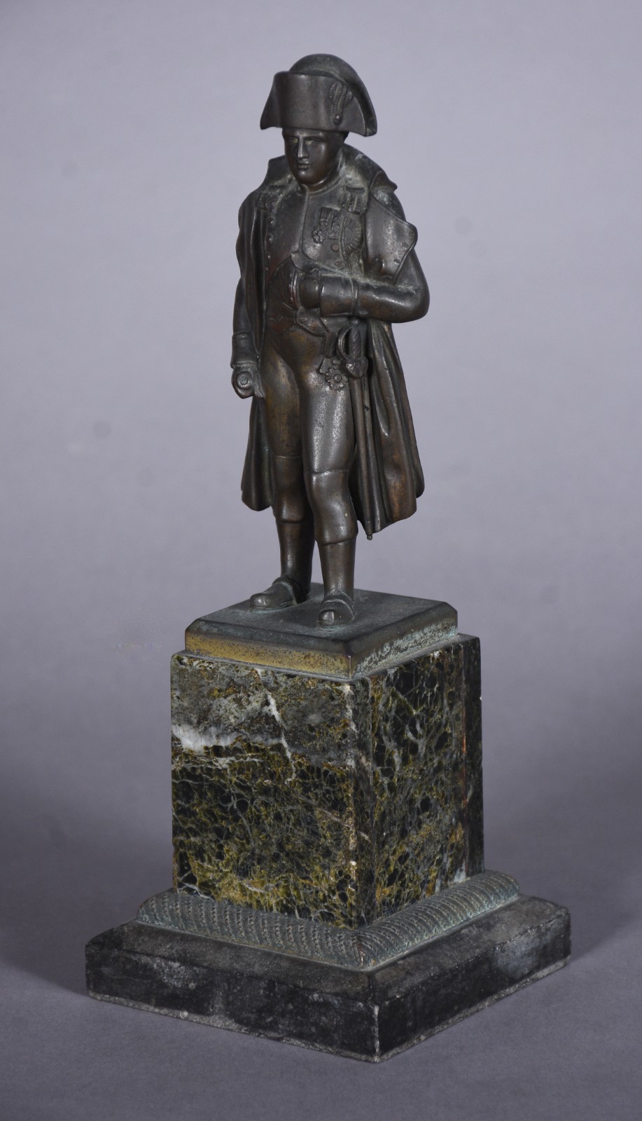 Escultura de bronze representando Napoleão sobre pedestal de mármore. - foto 1 de 9
