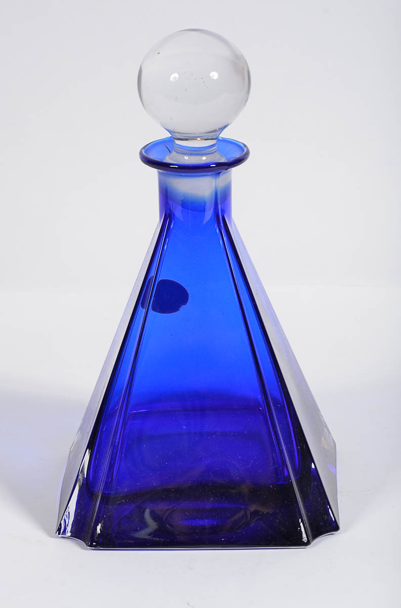 Garrafa italiana de cristal na cor azul. Alt. 27 cm.