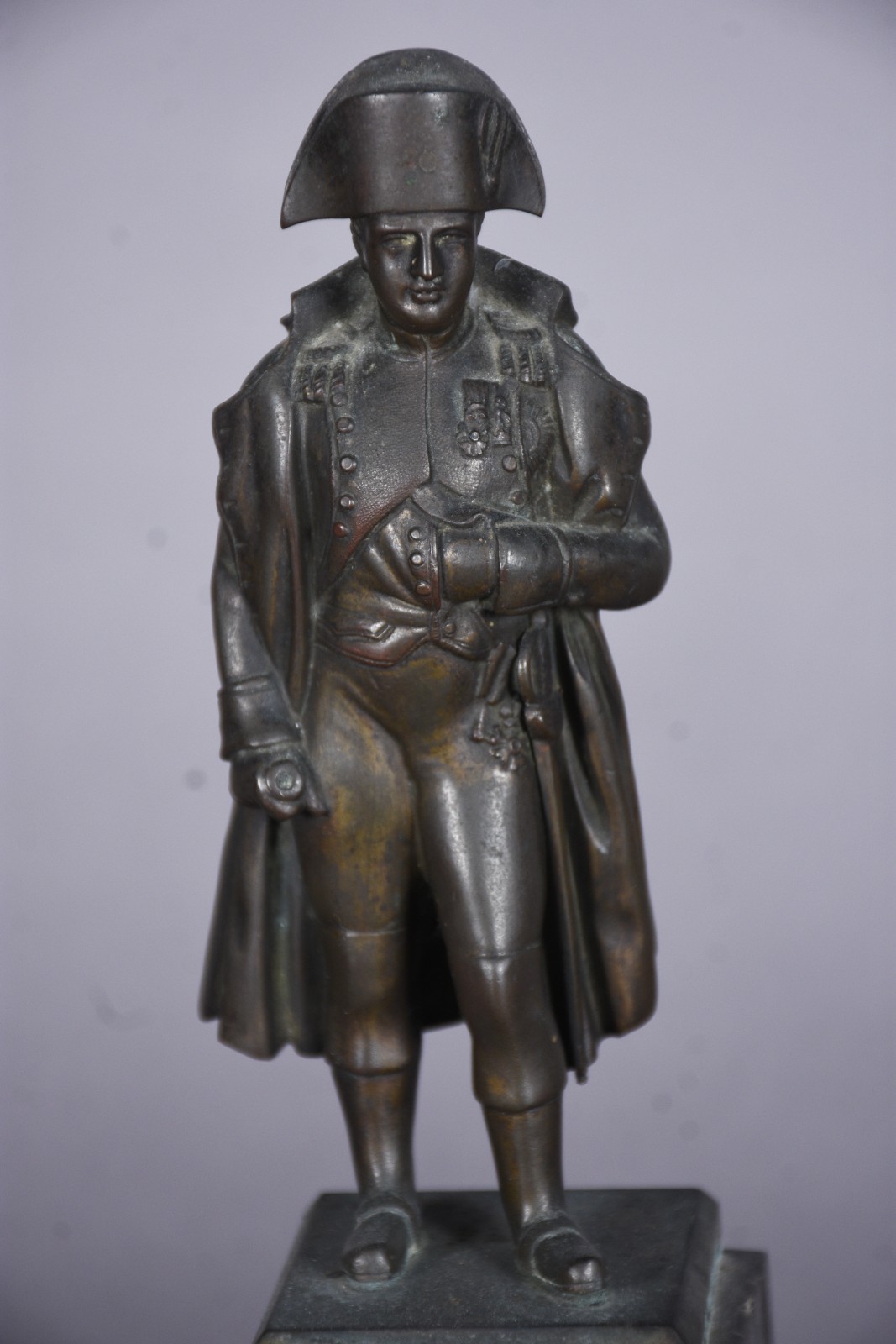 Escultura de bronze representando Napoleão sobre pedestal de mármore. - foto 3 de 9