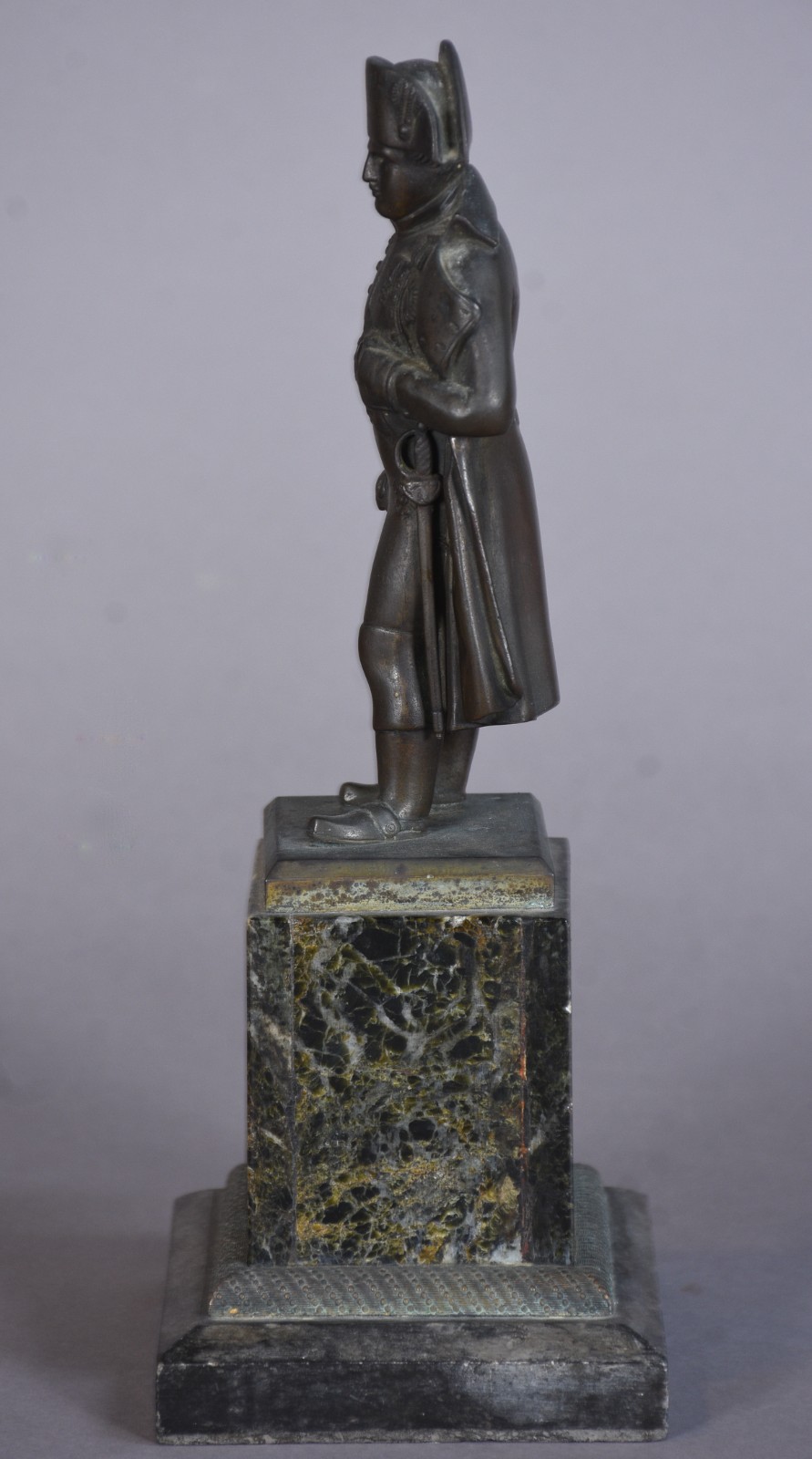 Escultura de bronze representando Napoleão sobre pedestal de mármore. - foto 4 de 9
