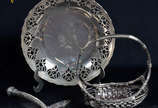 Tres peças diversas de prata de lei, sendo;  Bo... - Tres peças diversas de prata de lei, sendo;  Bowl com laterais vazadas, contraste Sterling (diam. 20 cm); Colher cinzelada com flores; Cesta ara...