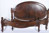 Cama de casal de madeira nobre, cabeceira em me... - Cama de casal de madeira nobre, cabeceira em medalhão oval, detalhes entalhados. Completa com laterais e estrado.