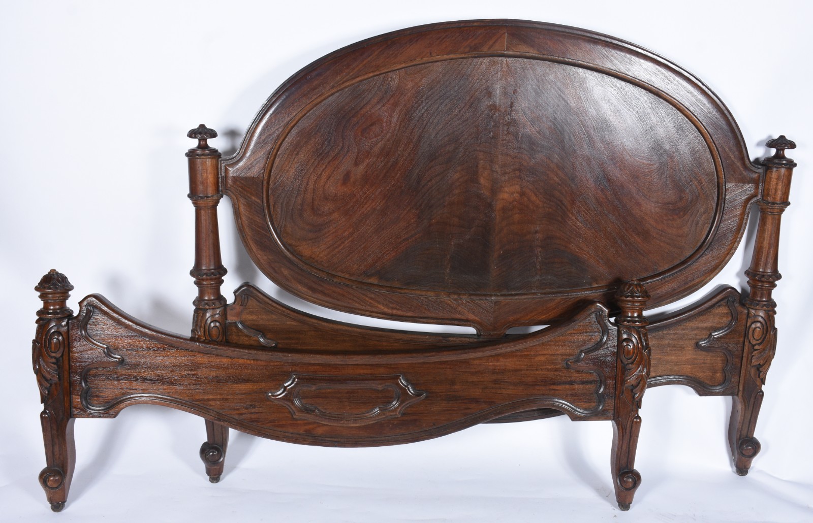 Cama de casal de madeira nobre, cabeceira em medalhão oval, detalhes... - foto 1 de 11