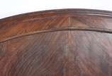 Cama de casal de madeira nobre, cabeceira em me... - Cama de casal de madeira nobre, cabeceira em medalhão oval, detalhes entalhados. Completa com laterais e estrado.