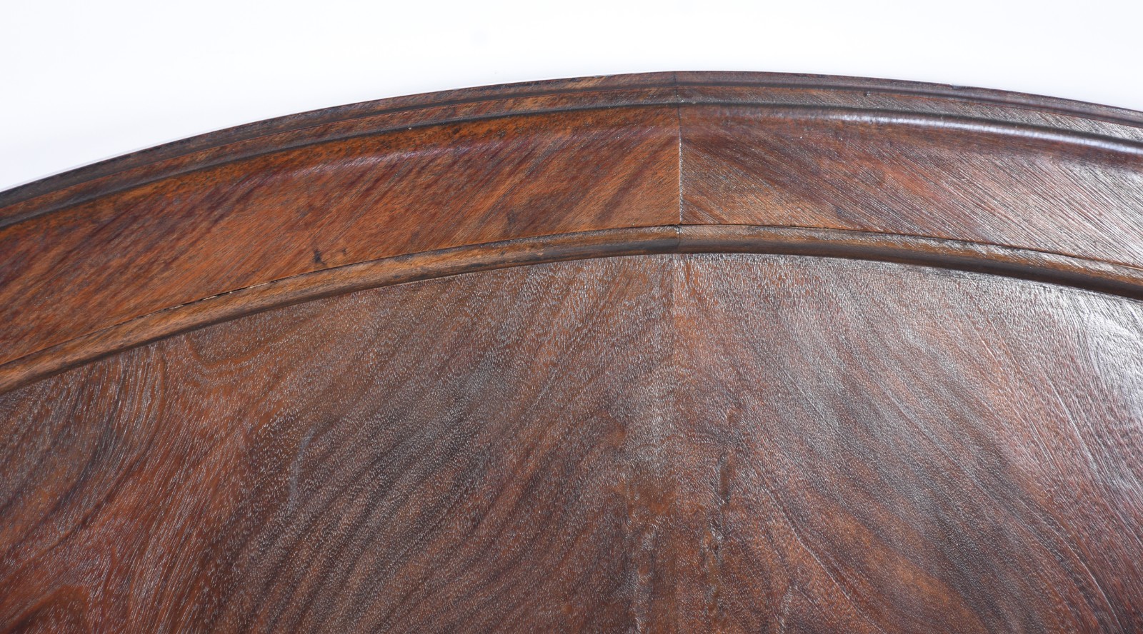 Cama de casal de madeira nobre, cabeceira em medalhão oval, detalhes... - foto 2 de 11