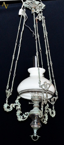 Lustre de bronze com cúpula opalinada. Alt. 1 m.