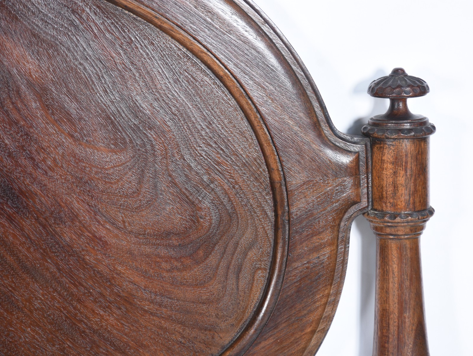 Cama de casal de madeira nobre, cabeceira em medalhão oval, detalhes... - foto 4 de 11