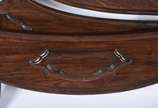 Cama de casal de madeira nobre, cabeceira em me... - Cama de casal de madeira nobre, cabeceira em medalhão oval, detalhes entalhados. Completa com laterais e estrado.