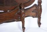 Cama de casal de madeira nobre, cabeceira em me... - Cama de casal de madeira nobre, cabeceira em medalhão oval, detalhes entalhados. Completa com laterais e estrado.