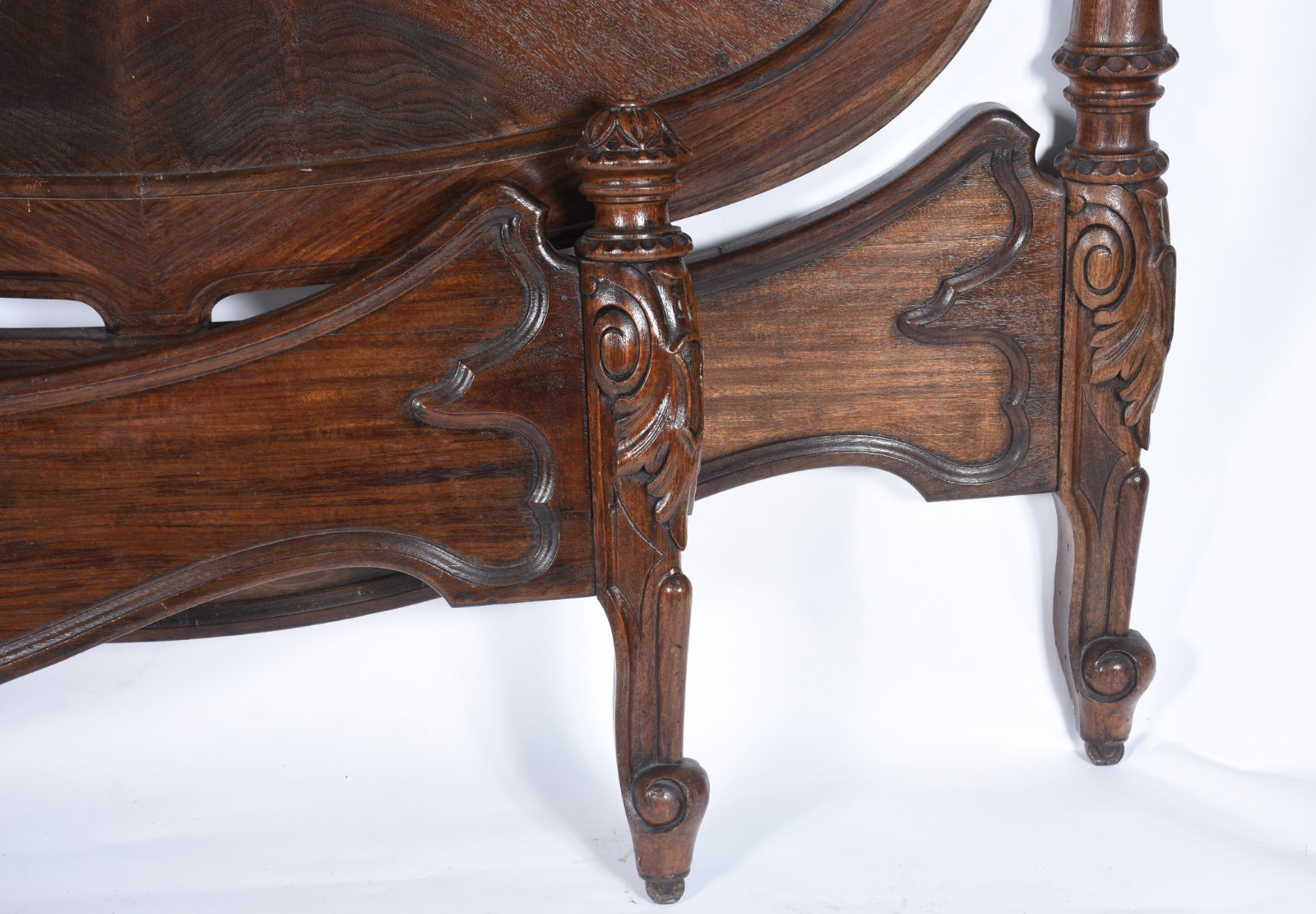Cama de casal de madeira nobre, cabeceira em medalhão oval, detalhes... - foto 6 de 11