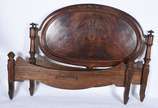 Cama de casal de madeira nobre, cabeceira em me... - Cama de casal de madeira nobre, cabeceira em medalhão oval, detalhes entalhados. Completa com laterais e estrado.