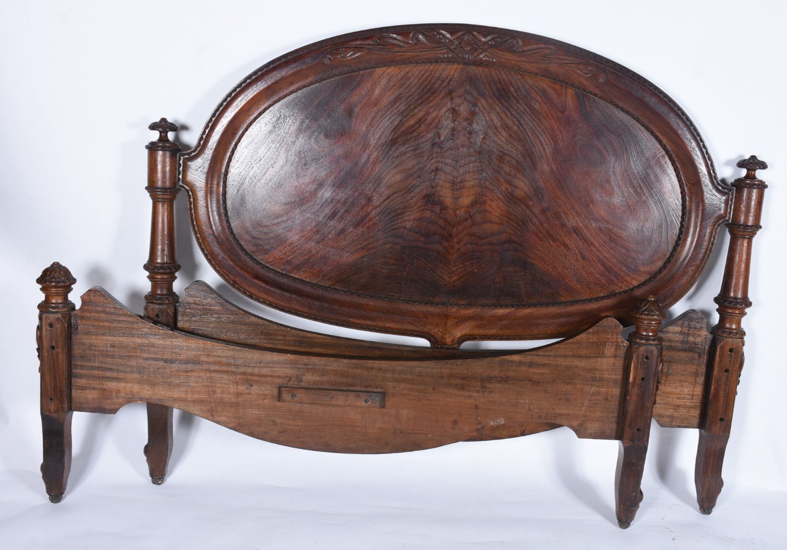 Cama de casal de madeira nobre, cabeceira em medalhão oval, detalhes... - foto 7 de 11