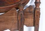 Cama de casal de madeira nobre, cabeceira em me... - Cama de casal de madeira nobre, cabeceira em medalhão oval, detalhes entalhados. Completa com laterais e estrado.