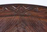 Cama de casal de madeira nobre, cabeceira em me... - Cama de casal de madeira nobre, cabeceira em medalhão oval, detalhes entalhados. Completa com laterais e estrado.