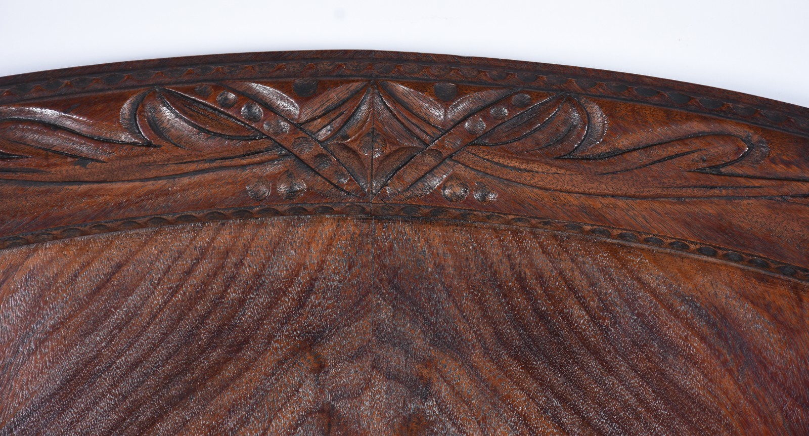 Cama de casal de madeira nobre, cabeceira em medalhão oval, detalhes... - foto 9 de 11