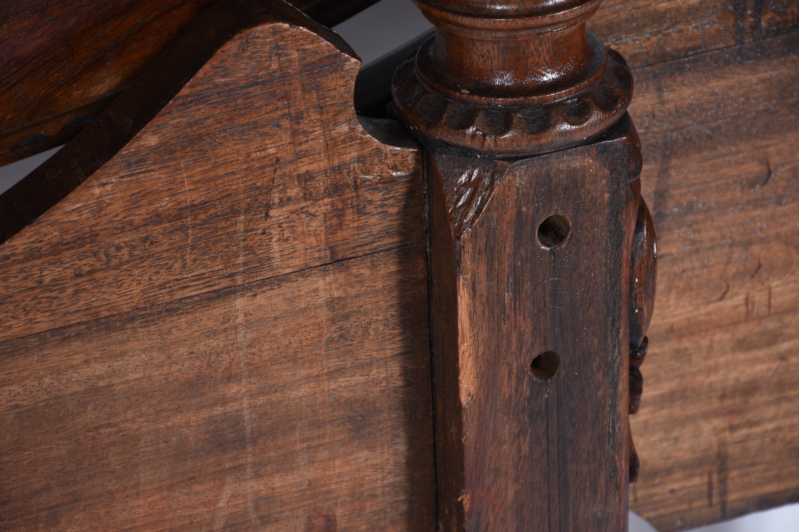 Cama de casal de madeira nobre, cabeceira em medalhão oval, detalhes... - foto 10 de 11
