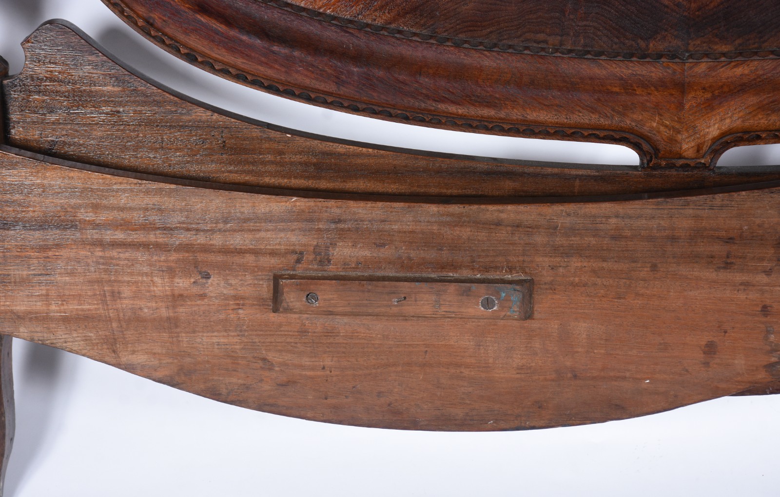 Cama de casal de madeira nobre, cabeceira em medalhão oval, detalhes... - foto 11 de 11