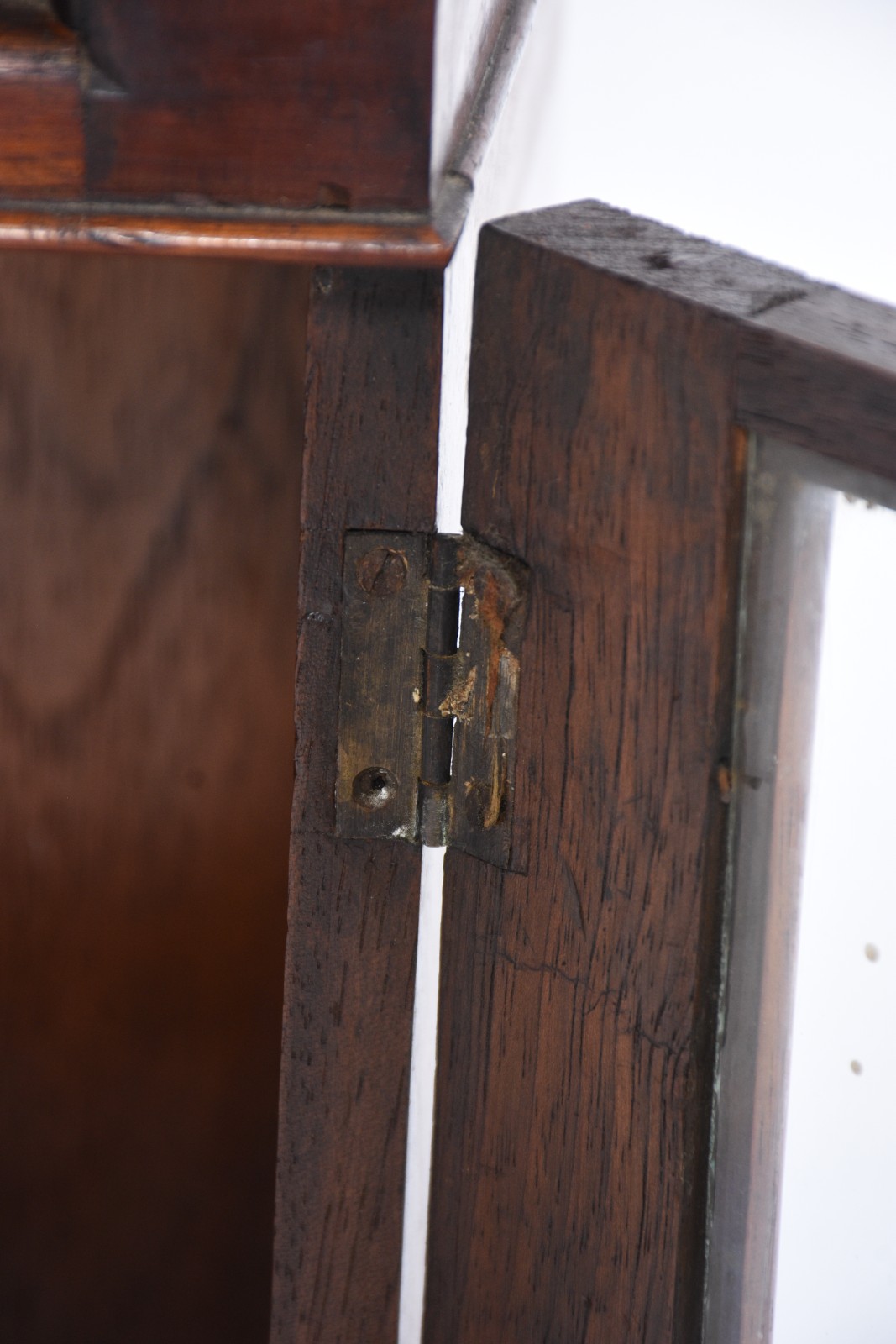 Pequeno oratório de madeira nobre com porta de vidro. Desgastes na... - foto 3 de 11