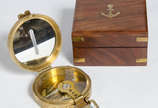 Bússula de bronze, acompanha  caixa. Med. caixa... - Bússula de bronze, acompanha  caixa. Med. caixa. 10 x 10 cm.