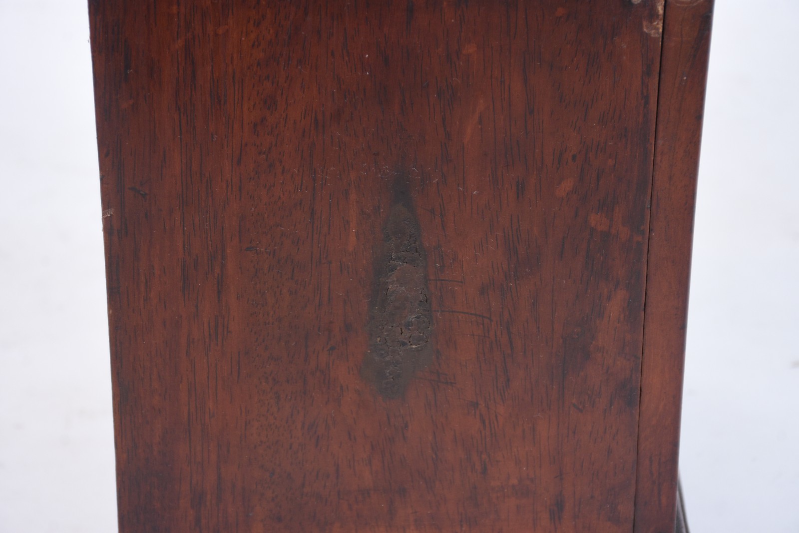 Pequeno oratório de madeira nobre com porta de vidro. Desgastes na... - foto 11 de 11
