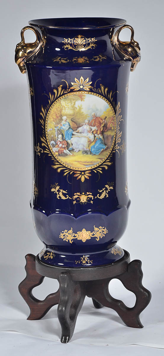 Bengaleiro de porcelana azul cobalto. Alt. 60 cm; diam. 30 cm.