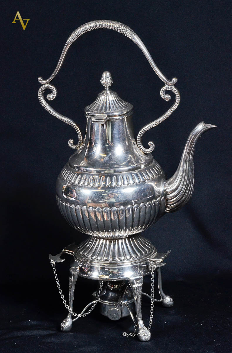 Samovar de metal espessurado a prata, estilo ingles, pés de garra...