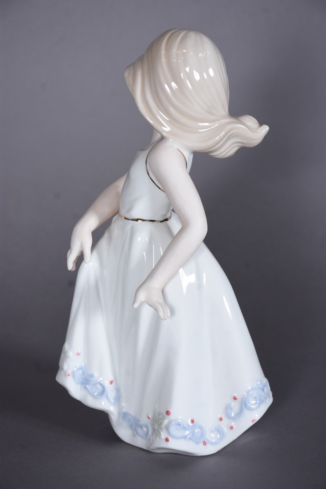 Escultura de porcelana representando menina segurando saia. - foto 2 de 7