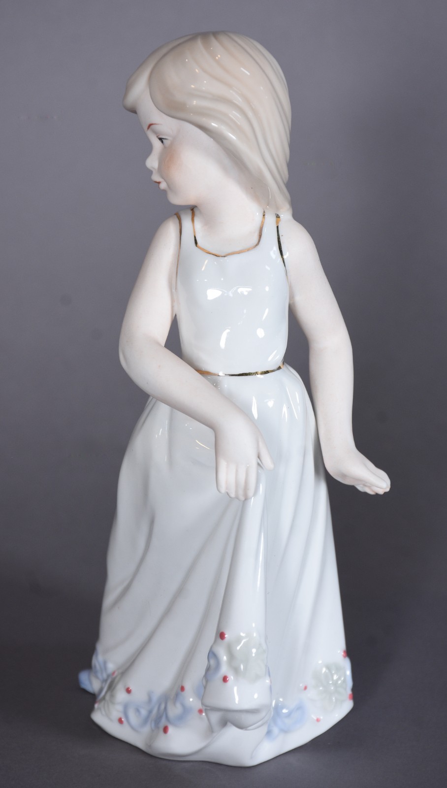 Escultura de porcelana representando menina segurando saia. - foto 3 de 7