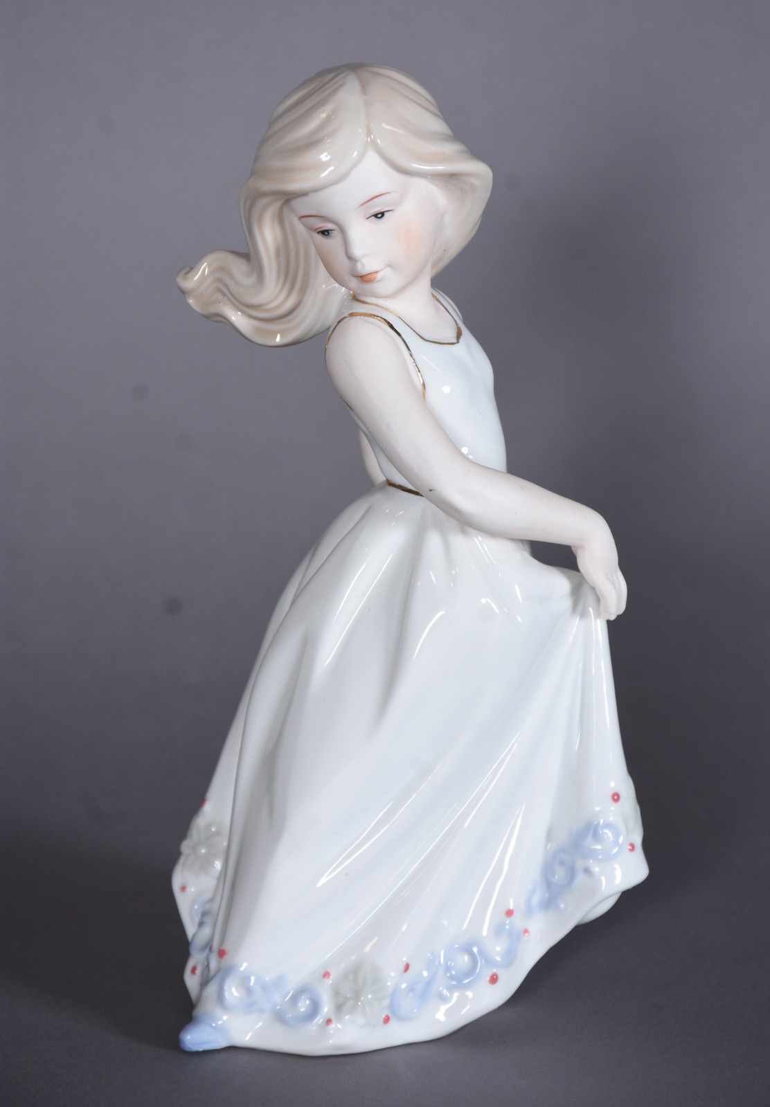 Escultura de porcelana representando menina segurando saia. - foto 4 de 7