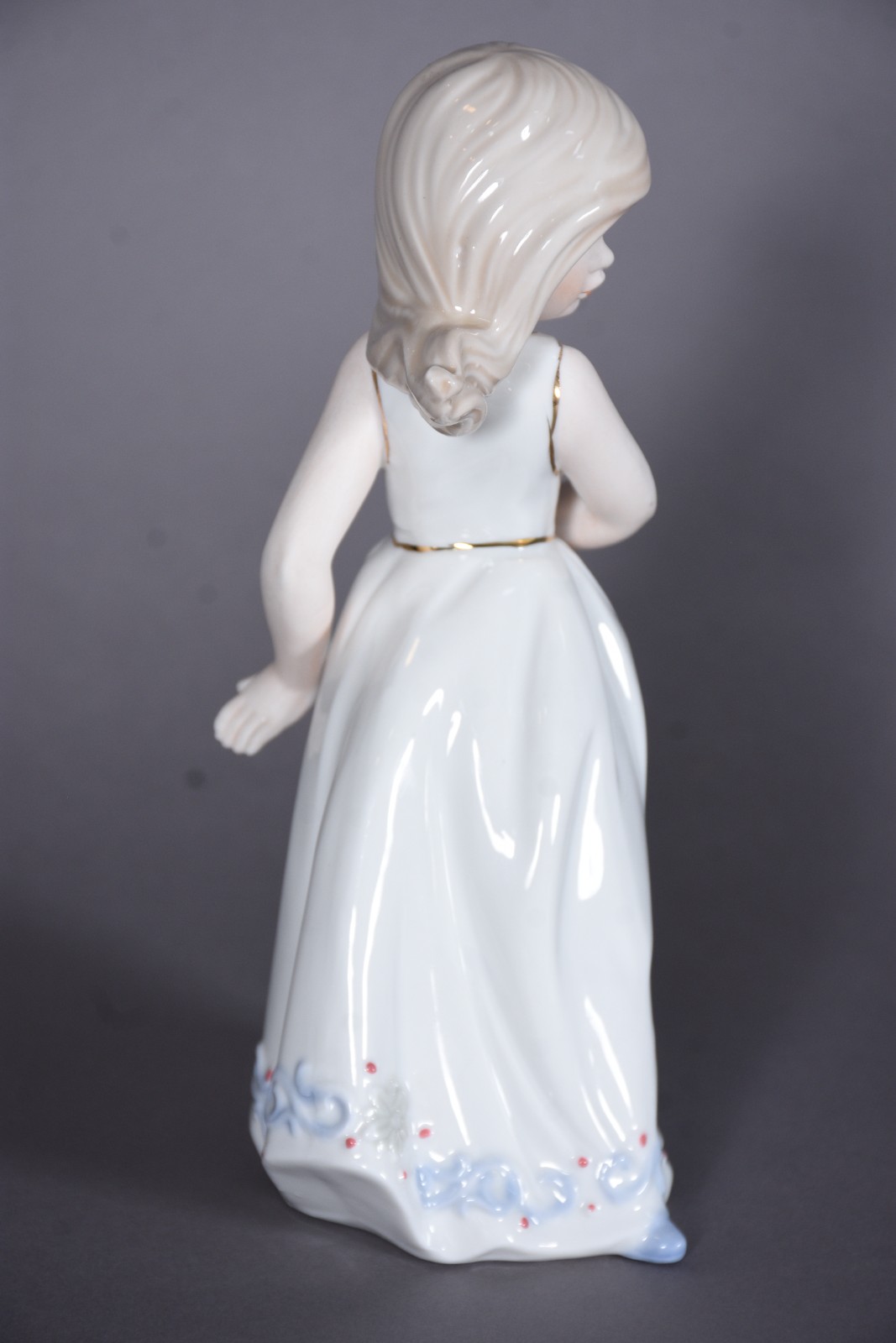 Escultura de porcelana representando menina segurando saia. - foto 5 de 7