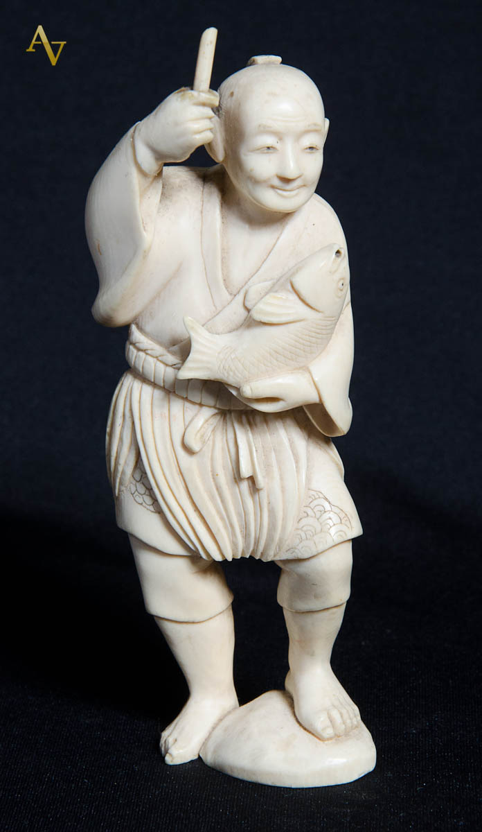 Estatueta de marfim representando pescador( sem a vara de pescar)...