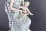 Escultura de porcelana representando dama com c... - Escultura de porcelana representando dama com criança.
