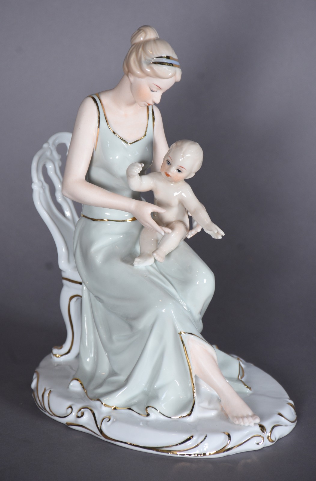 Escultura de porcelana representando dama com criança. - foto 1 de 7