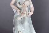 Escultura de porcelana representando dama com c... - Escultura de porcelana representando dama com criança.
