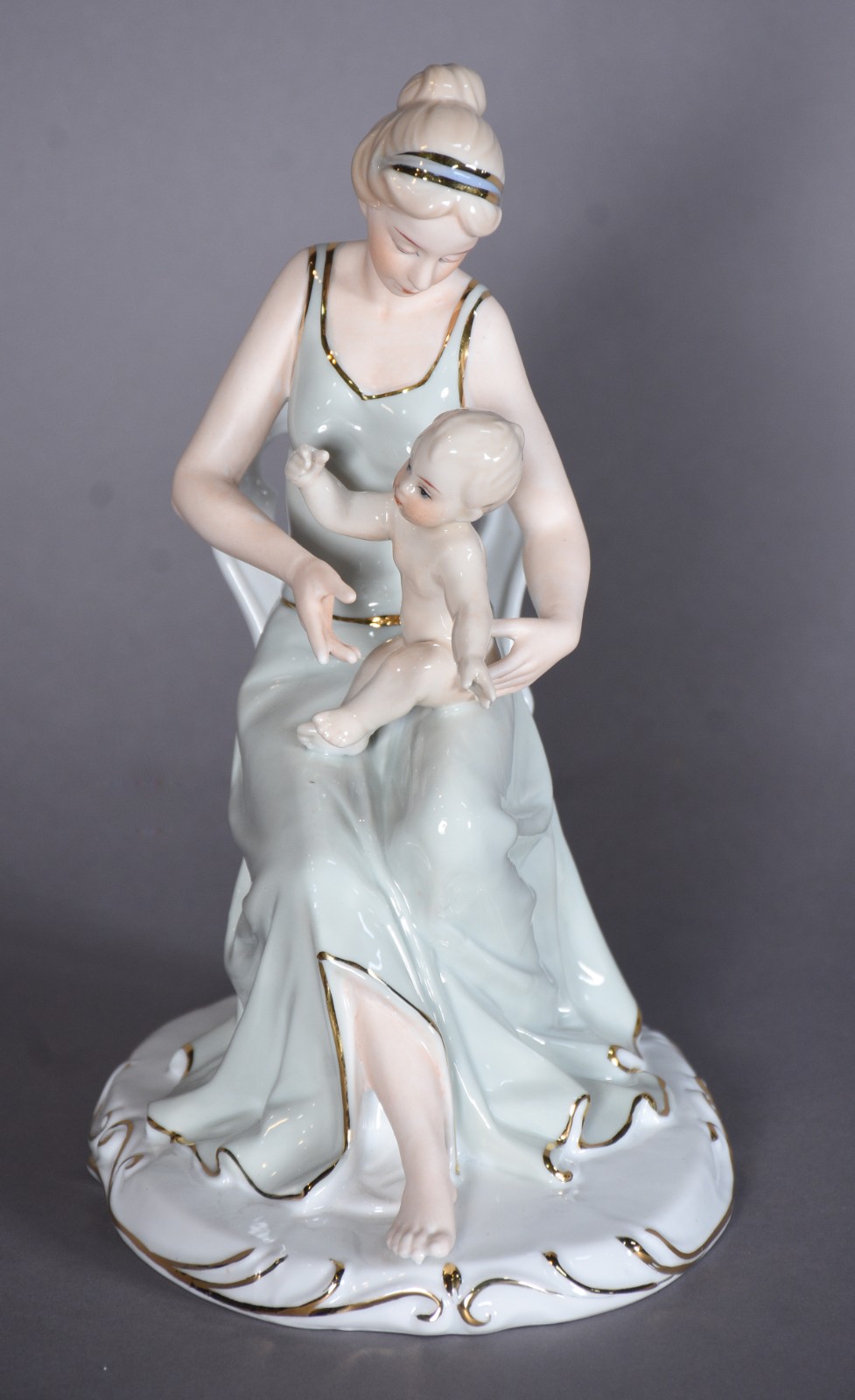 Escultura de porcelana representando dama com criança. - foto 2 de 7
